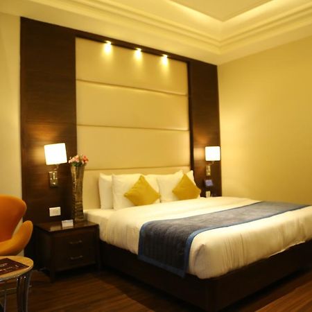 Oyo Premium Panchkula Sector 5 Hotel Екстериор снимка